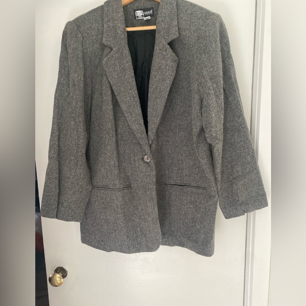 Safe Harbor Women’s gray wool 2piece suit with polyester liner. Blazer and skirt